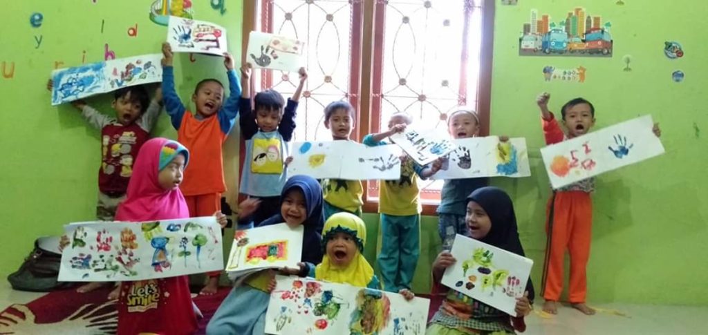 Kreatifitas Siswa Siswi PG TK Villa Qur'an Dalam Menggambar Menggunkan Cat Warna