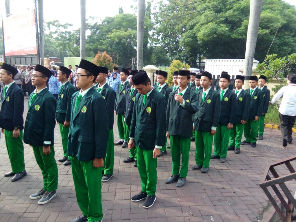 Para Santri SMP & SMA BIMA Ponpes Baron Ikut Serta Dalam Upacara Hari Kesadaran Nasional di Satlantas Polres Nganjuk